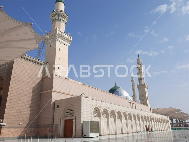 ساحة المسجد النبوي الشريف في المدينة المنورة في المملكة العربية السعودية في وضع النهار ، العبادة و التقرب الى الله , الحرم النبوي الشريف ، المدينة المنورة ، المعالم الدينية بالسعودية