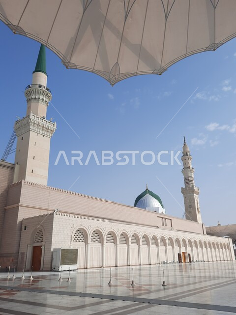 ساحة المسجد النبوي الشريف في المدينة المنورة في المملكة العربية السعودية في وضع النهار ، العبادة و التقرب الى الله , الحرم النبوي الشريف ، المدينة المنورة ، المعالم الدينية بالسعودية