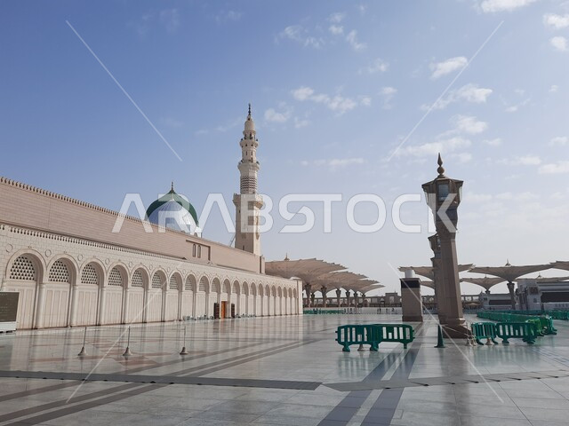 ساحة المسجد النبوي الشريف في المدينة المنورة في المملكة العربية السعودية في وضع النهار ، العبادة و التقرب الى الله , الحرم النبوي الشريف ، المدينة المنورة ، المعالم الدينية بالسعودية