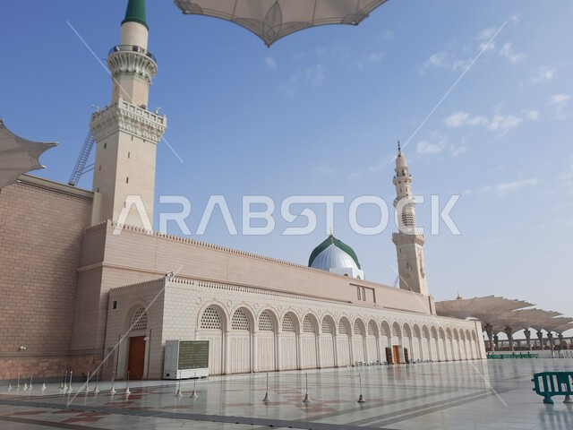 ساحة المسجد النبوي الشريف في المدينة المنورة في المملكة العربية السعودية في وضع النهار ، العبادة و التقرب الى الله , الحرم النبوي الشريف ، المدينة المنورة ، المعالم الدينية بالسعودية