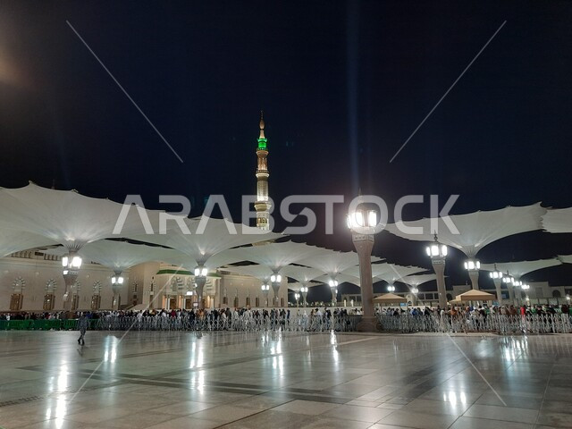 ساحة المسجد النبوي الشريف في المدينة المنورة في المملكة العربية السعودية في الليل ، العبادة و التقرب الى الله , الحرم النبوي الشريف ، المدينة المنورة ، المعالم الدينية بالسعودية