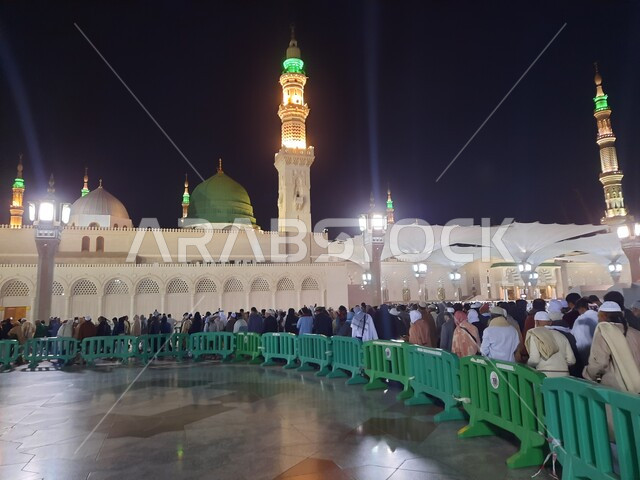 ساحة المسجد النبوي الشريف في المدينة المنورة في المملكة العربية السعودية في الليل ، العبادة و التقرب الى الله , الحرم النبوي الشريف ، المدينة المنورة ، المعالم الدينية بالسعودية