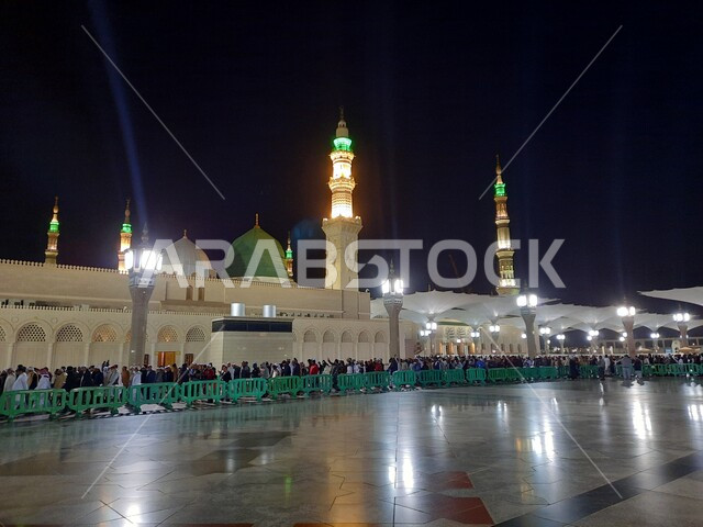 ساحة المسجد النبوي الشريف في المدينة المنورة في المملكة العربية السعودية في الليل ، العبادة و التقرب الى الله , الحرم النبوي الشريف ، المدينة المنورة ، المعالم الدينية بالسعودية