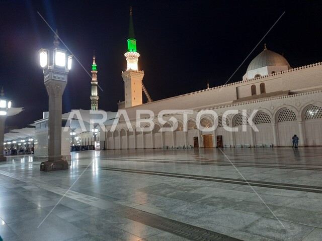 ساحة المسجد النبوي الشريف في المدينة المنورة في المملكة العربية السعودية في الليل ، العبادة و التقرب الى الله , الحرم النبوي الشريف ، المدينة المنورة ، المعالم الدينية بالسعودية