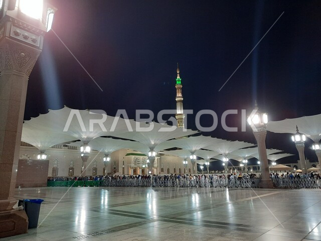 ساحة المسجد النبوي الشريف في المدينة المنورة في المملكة العربية السعودية في الليل ، العبادة و التقرب الى الله , الحرم النبوي الشريف ، المدينة المنورة ، المعالم الدينية بالسعودية