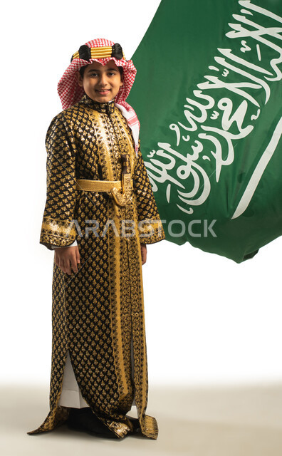 بورتريه لولد عربي خليجي سعودي، خلفية علم السعودية، إرتداء الزي السعودي الشعبي التقليدي، الإحتفالات الوطنية في المنطقة الوسطى، هوية اليوم الوطني السعودي 92، يوم التأسيس السعودي، زي تراثي سعودي للمناسبات الوطنية، العيد الوطني السعودي، صورة بالطول الكامل