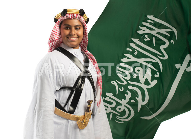 بورتريه ولد عربي خليجي سعودي، خلفية علم السعودية، إرتداء الزي السعودي الشعبي التقليدي، الإحتفالات الوطنية في المنطقة الجنوبية، هوية اليوم الوطني السعودي 92، يوم التأسيس السعودي، زي تراثي سعودي للمناسبات الوطنية، العيد الوطني السعودي