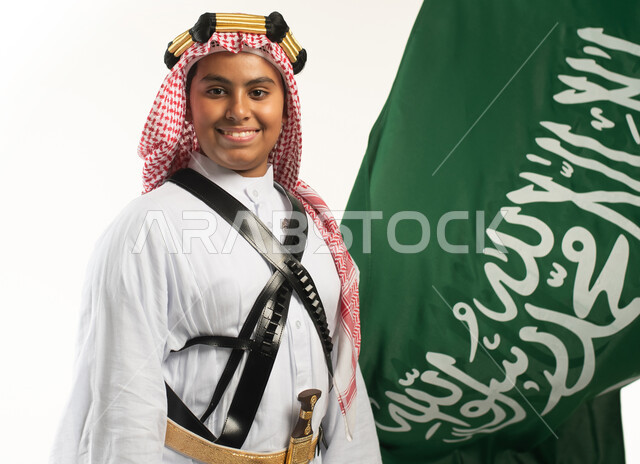 بورتريه ولد عربي خليجي سعودي، خلفية علم السعودية، إرتداء الزي السعودي الشعبي التقليدي، الإحتفالات الوطنية في المنطقة الجنوبية، هوية اليوم الوطني السعودي 92، يوم التأسيس السعودي، زي تراثي سعودي للمناسبات الوطنية، العيد الوطني السعودي