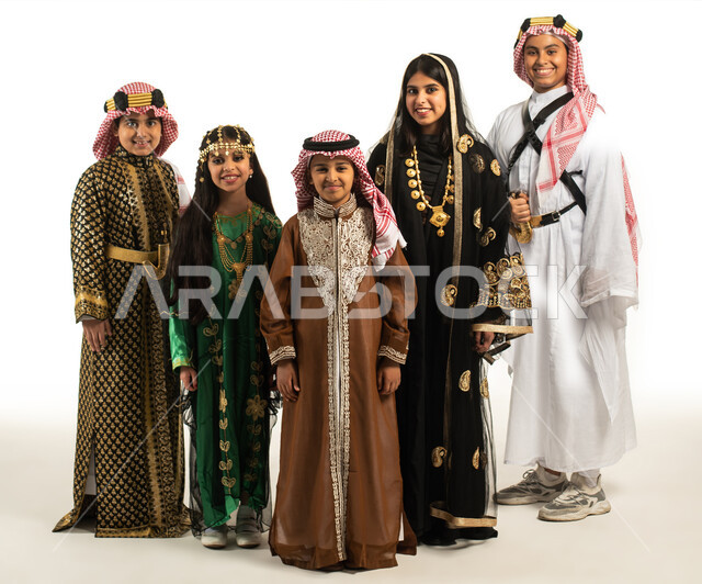 بورتريه مجموعة من الأطفال العرب السعوديون، إرتداء الزي السعودي الشعبي التقليدي في المنطقة الوسطى والجنوبية والغربية والشمالية، الإحتفالات الوطنية، هوية اليوم الوطني السعودي 92، يوم التأسيس السعودي، زي تراثي سعودي للمناسبات الوطنية، صورة بالطول الكامل