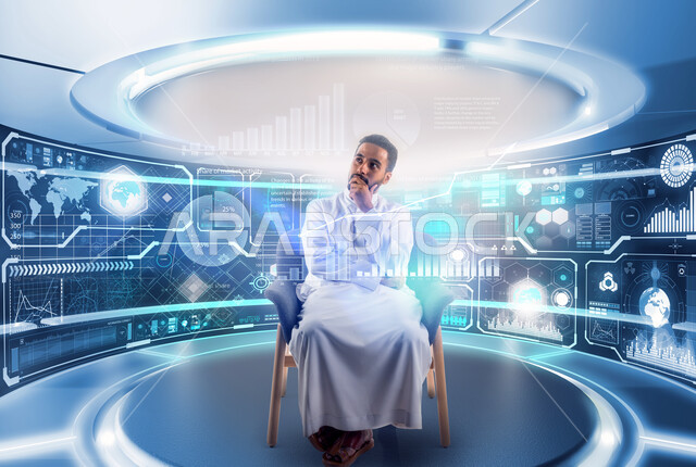 رجل عربي خليجي سعودي يجلس على الكرسي ويضع يده على ذقنه، ايماءات وجه ويدين تدل على التفكير والحيرة، مراقبة المعلومات المالية العالمية، التأمل والتخطيط، الرسم البياني، النمو الاقتصادي، خريطة العالم، شاشات الكترونية