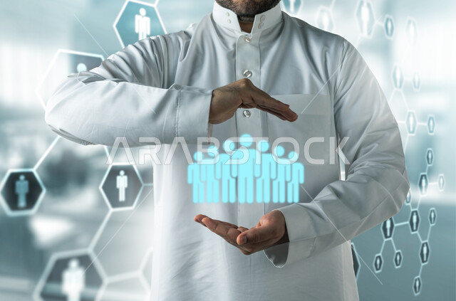 صورة مقربة لرجل عربي خليجي سعودي يحمل بين يديه عنصر هولوجرامي، ايقونات ورموز، معلومات شبكية، الامساك بعنصر، حركة يد واشارات، استخدام تقنية الهولوجرام ثلاثية الابعاد
