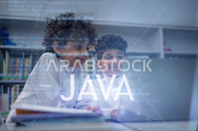  طالبان عربيان خليجيان سعوديان يتعلمان لغة الجافا، الجلوس امام جهاز الحاسوب المحمول، تعلم لغات البرمجة، تطوير وبناء المواقع والتطبيقات الالكترونية، اكواد وخوارزميات، تقنيات وحاسوب، تقنية الهولوجرام ثلاثية الابعاد