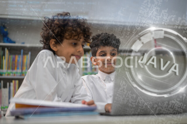  طالبان عربيان خليجيان سعوديان يتعلمان لغة الجافا، الجلوس امام جهاز الحاسوب المحمول، تعلم لغات البرمجة، تطوير وبناء المواقع والتطبيقات الالكترونية، اكواد وخوارزميات، تقنيات وحاسوب، تقنية الهولوجرام ثلاثية الابعاد