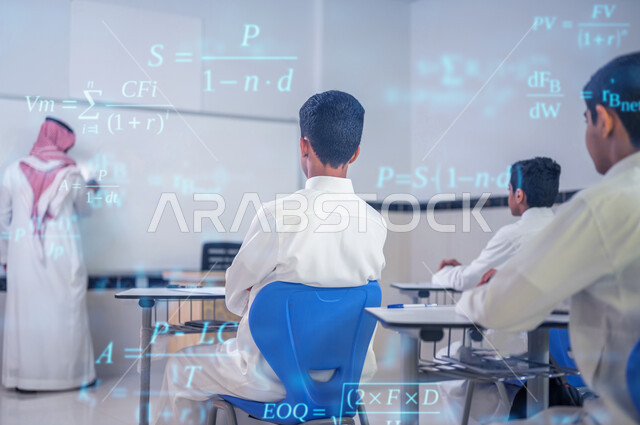 معلم عربي خليجي سعودي يقوم بشرح الدرس للطلاب، استخدام اللوحة المدرسية البيضاء، المشاركة الفعالة للطلاب، التعليم الفعال، أهداف التربية والتعليم، التفاعل والمشاركة داخل الفصل الدراسي، مسائل ومعادلات حاسبية، التعليم في السعودية