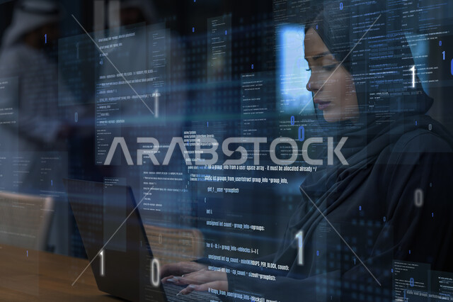 سيدة عربية خليجية سعودية تستخدم جهاز الحاسوب المحمول، العمل في تطوير شبكة الحاسوب والانظمة البرمجية، العمل عن بعد، استخدام لغات البرمجة، اكواد وخوارزميات، اكواد برمجية بتقنية الهولوجرام ثلاثية الابعاد