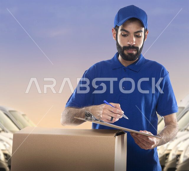 سعودي يحمل بيده فطيرة البيتزا، خدمات توصيل الطعام، توصيل الطلبات، التوصيل السريع، طلبات الدليفري، خدمات التوصيل المنزلي