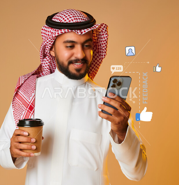 بورتريه لشاب عربي خليجي سعودي يستخدم الهاتف المحمول وبيده كوب، تصفح الفيس بوك، ايقونات ورموز الفيسبوك، الاستمتاع بالمشروبات الساخنة، المشروبات الساخنة، تصفح المواقع الالكترونية، خلفية صفراء