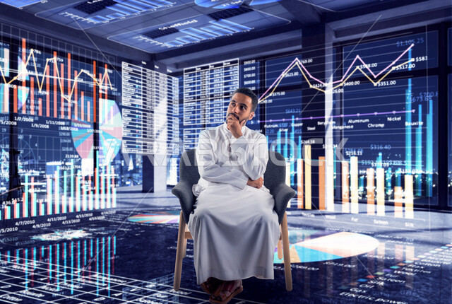 رجل عربي خليجي سعودي يجلس على الكرسي ويضع يده على ذقنه، ايماءات وجه ويدين تدل على التفكير والحيرة، مراقبة المعلومات المالية، التأمل والتخطيط، الرسم البياني، النمو الاقتصادي، صعود وهبوط مؤشر البورصة، خلفية الرسم البياني للسوق المالي