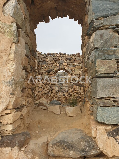 مباني تراثية قديمة في قرية طبب التراثية في ابها في المملكة العربية السعودية , صورة لأحد البيوت التراثية القديمة , قرية سعودية في منطقة عسير، مواقع تاريخية وتراثية ، معالم آثرية