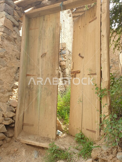 مباني تراثية قديمة في قرية طبب التراثية في ابها في المملكة العربية السعودية , صورة لأحد البيوت التراثية القديمة , قرية سعودية في منطقة عسير، مواقع تاريخية وتراثية ، معالم آثرية