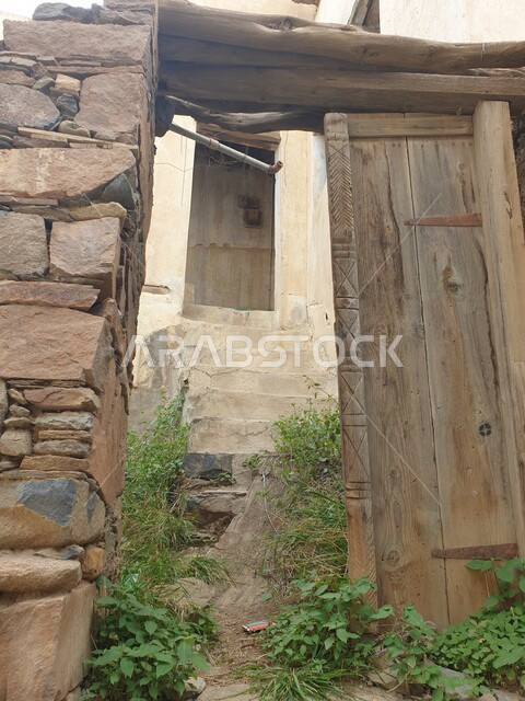 مباني تراثية طينية قديمة في قرية طبطب التراثية في ابها في المملكة العربية السعودية , صورة لأحد البيوت التراثية الطينية القديمة من جهات مختلفة , أماكن سياحية تراثية ثقافية تاريخية في السعودية 