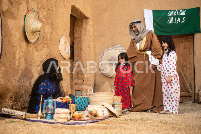مجموعة من الأشخاص داخل سوق شعبي قديم، أعمال وصناعات يدوية، حرفة يدوية تاريخية، احياء التراث الشعبي الخليجي، مهن وحرف يدوية شعبية، يوم التأسيس السعودي، تأسيس المملكة 1727م ، أزياء شعبية سعودية، السعودية القديمة، بيوت طينية تراثية قديمة