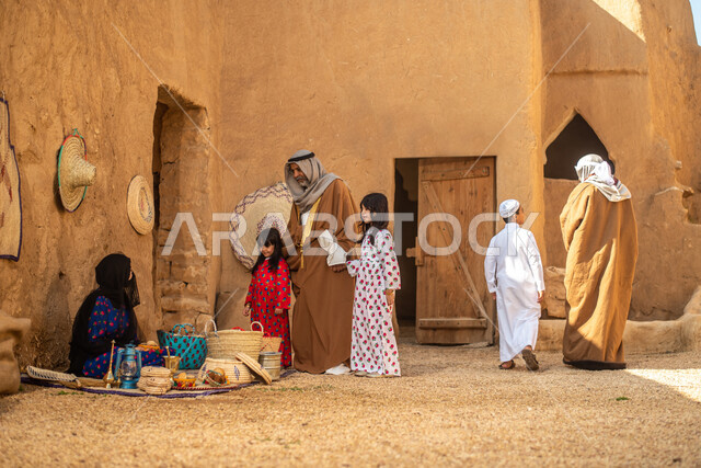 مجموعة من الأشخاص داخل سوق شعبي قديم، أعمال وصناعات يدوية، حرفة يدوية تاريخية، احياء التراث الشعبي الخليجي، مهن وحرف يدوية شعبية، يوم التأسيس السعودي، تأسيس المملكة 1727م ، أزياء شعبية سعودية، السعودية القديمة، بيوت طينية تراثية قديمة