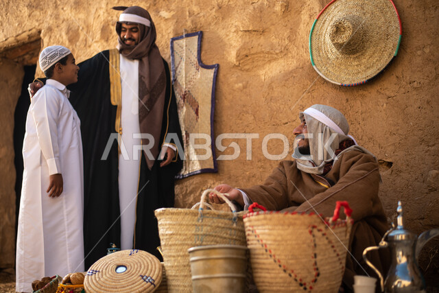 مجموعة من الأشخاص داخل سوق شعبي قديم، أعمال وصناعات يدوية، احياء التراث الشعبي الخليجي، مهن وحرف يدوية شعبية، يوم التأسيس السعودي، تأسيس المملكة 1727م ، أزياء شعبية سعودية، السعودية القديمة، بيوت طينية تراثية قديمة