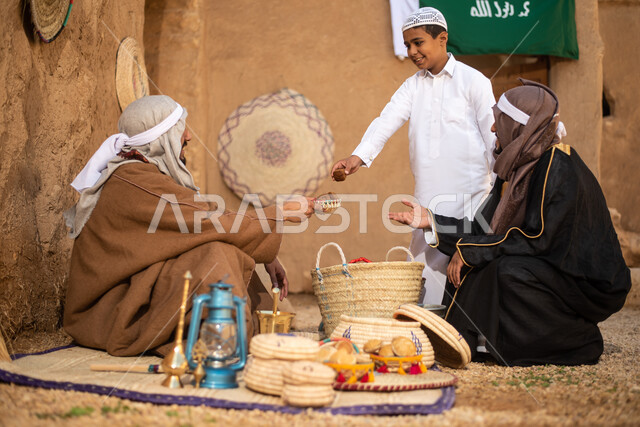 مجموعة من الأشخاص داخل سوق شعبي قديم، أعمال وصناعات يدوية، احياء التراث الشعبي الخليجي، مهن وحرف يدوية شعبية، يوم التأسيس السعودي، تأسيس المملكة 1727م ، أزياء شعبية سعودية، السعودية القديمة، بيوت طينية تراثية قديمة