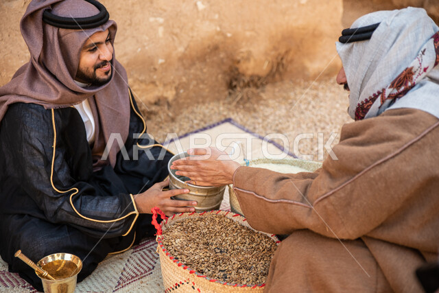 مجموعة من الأشخاص داخل سوق شعبي قديم، أعمال وصناعات يدوية، احياء التراث الشعبي الخليجي، مهن وحرف يدوية شعبية، يوم التأسيس السعودي، تأسيس المملكة 1727م ، أزياء شعبية سعودية، السعودية القديمة، بيوت طينية تراثية قديمة