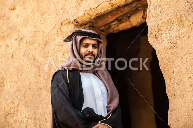 رجل عربي خليجي سعودي، يوم التأسيس السعودي، تأسيس المملكة 1727م ، أزياء شعبية سعودية، السعودية القديمة، بيوت طينية تراثية قديمة، زي تراثي سعودي للمناسبات الوطنية