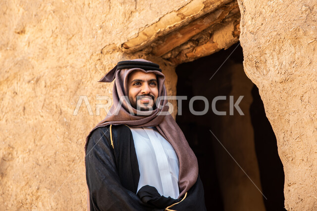 رجل عربي خليجي سعودي، يوم التأسيس السعودي، تأسيس المملكة 1727م ، أزياء شعبية سعودية، السعودية القديمة، بيوت طينية تراثية قديمة، زي تراثي سعودي للمناسبات الوطنية