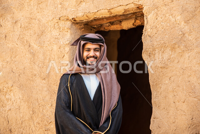رجل عربي خليجي سعودي، يوم التأسيس السعودي، تأسيس المملكة 1727م ، أزياء شعبية سعودية، السعودية القديمة، بيوت طينية تراثية قديمة، زي تراثي سعودي للمناسبات الوطنية