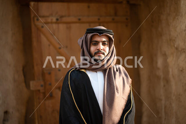 رجل عربي خليجي سعودي، يوم التأسيس السعودي، تأسيس المملكة 1727م ، أزياء شعبية سعودية، السعودية القديمة، بيوت طينية تراثية قديمة، زي تراثي سعودي للمناسبات الوطنية
