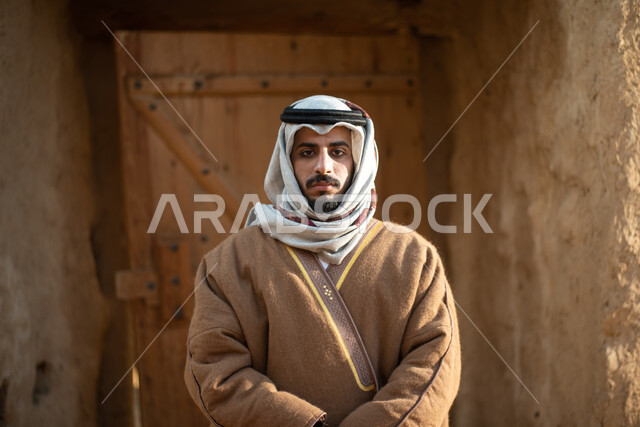 رجل عربي خليجي سعودي، يوم التأسيس السعودي، تأسيس المملكة 1727م ، أزياء شعبية سعودية، السعودية القديمة، بيوت طينية تراثية قديمة، زي تراثي سعودي للمناسبات الوطنية