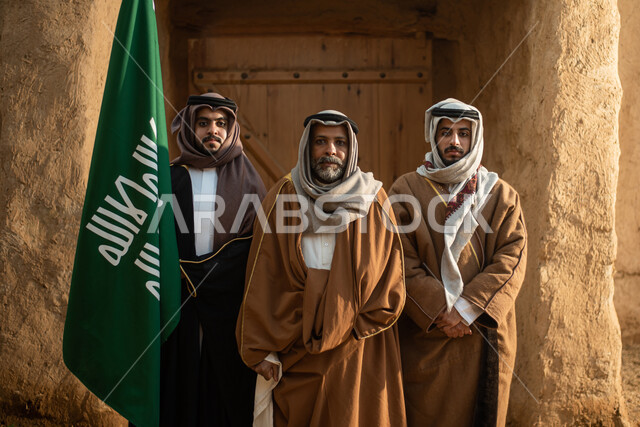 مجموعة من الرجال العرب السعوديون، علم المملكة العربية السعودية، يوم التأسيس السعودي، تأسيس المملكة 1727م ، أزياء شعبية سعودية، السعودية القديمة، بيوت طينية تراثية قديمة، زي تراثي سعودي للمناسبات الوطنية