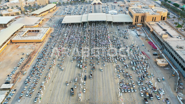 مدينة التمور ببريدة في القصيم بالمملكة العربية السعودية في وضع النهار، سيارات نقل التمور، سوق التمور، موسم حصاد النخيل