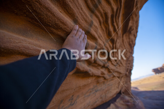 صورة منظر طبيعي ليد تمسك بتشكيلات الحجر الجيري الطبيعي،  الطبيعة الصحراوية ، تضاريس صخور و جبال ، خلفية طبيعة، صحراء,  مطل وادي منحدر