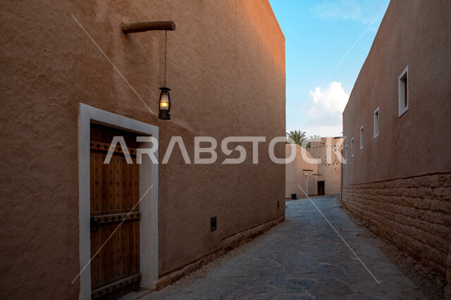 المباني القديمة في الدرعية بالرياض في المملكة العربية السعودية، حي الطريف التاريخي، ابواب خشبية، ممرات وزقاق احياء الدرعية، جوهرة المملكة، قرية تراثية، المباني الاثرية في الدرعية، معالم السعودية التاريخية