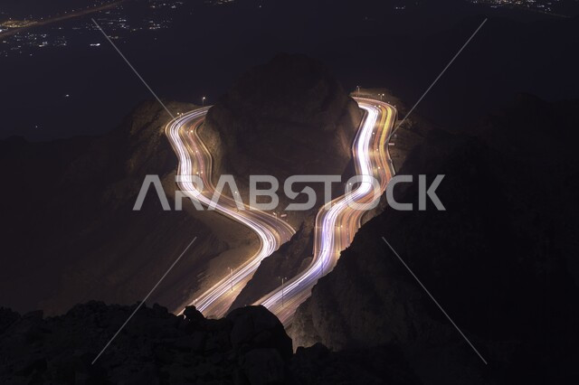 جبال الهدا في الطائف بالمملكة العربية السعودية ليلا، ممر جبلي ملتوي، الجبال والمرتفعات، معالم السعودية المشهورة، جبال الطائف، عقبة الهدا