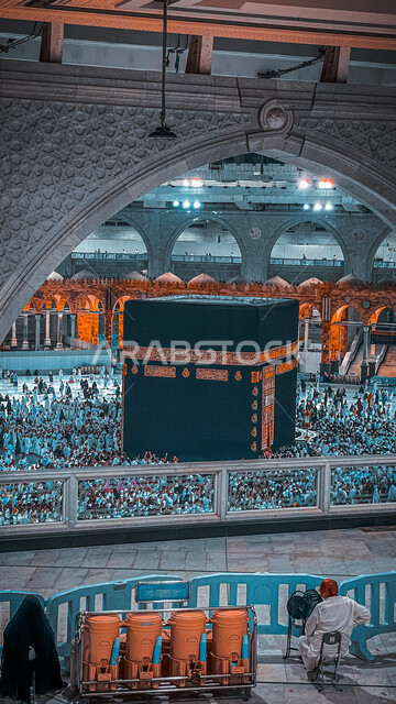 صورة مقربة لبيت الله الحرام ، أداء مناسك الحج والعمرة، العبادة والتقرب إلى الله، معالم دينية إسلامية، موسم الحج 2023 ، الحجاج المسلمين يطوفون حول الكعبة المشرفة في مكة المكرمة