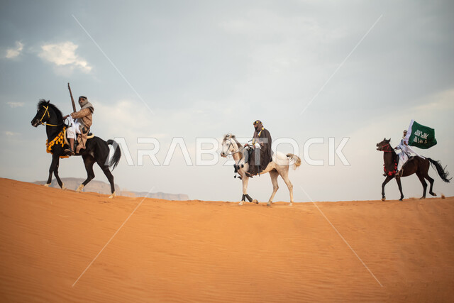 فرسان عرب خلجيين سعوديين يمتطون الخيول في الصحراء السعودية، استخدام البندقية السعودية، رفع العلم السعودي، ارتداء ازياء شعبية تراثية، احياء ذكرى التاسيس السعودي، الدولة السعودية الاولى 1727م، يوم التاسيس السعودي، عيد وطني سعودي