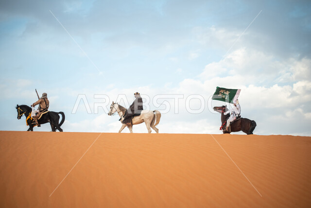 فرسان عرب خلجيين سعوديين يمتطون الخيول في الصحراء السعودية، استخدام البندقية السعودية، رفع العلم السعودي، ارتداء ازياء شعبية تراثية، احياء ذكرى التاسيس السعودي، الدولة السعودية الاولى 1727م، يوم التاسيس السعودي، عيد وطني سعودي