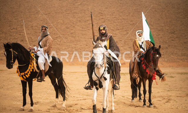 مجموعة من الفرسان العرب الخليجيين السعوديين يمتطون الخيل في الصحراء السعودية، استخدام البنادق والسيوف، ارتداء زي تراثي شعبي، رفع علم السعودية، احياء ذكرى التاسيس السعودي، الدولة السعودية الاولى 1727م، يوم التاسيس السعودي، عيد وطني سعودي