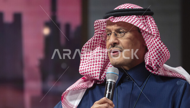 صورة مقربة الأمير عبدالعزيز بن سلمان بن عبد العزيز ال سعود، امير عربي خليجي سعودي يرتدي الشماغ والعقال ويمسك بيده المايكروفون، وزير الطاقة السعودي