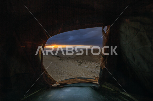 صورة من داخل خيمة للصحراء وقت غروب الشمس، الطبيعية الخلابة، رحلة بر، التخييم في البر، الطبيعة الصحراوية