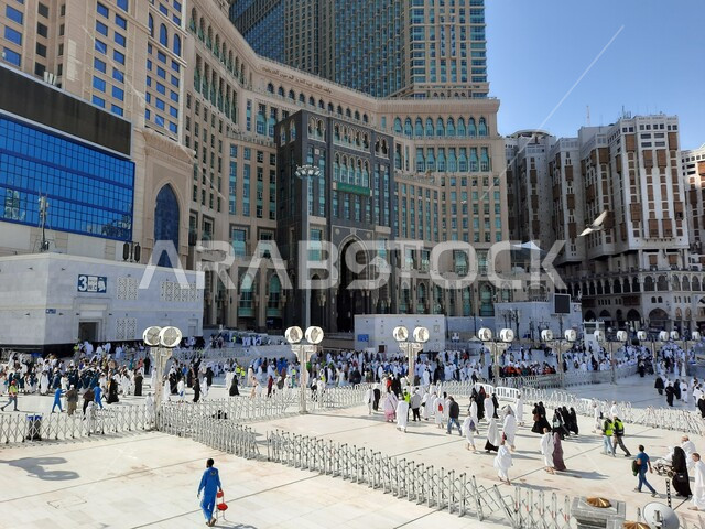  الحرم المكي الشريف في مكة المكرمة بالمملكة العربية السعودية ، أداء مناسك الحج والعمرة، العبادة والتقرب إلى الله، معالم دينية إسلامية، موسم الحج، الحجاج المسلمين يطوفون حول الكعبة المشرفة في مكة المكرمة، مبنى برج الساعة الملكي، أماكن إسلامية مقدسة