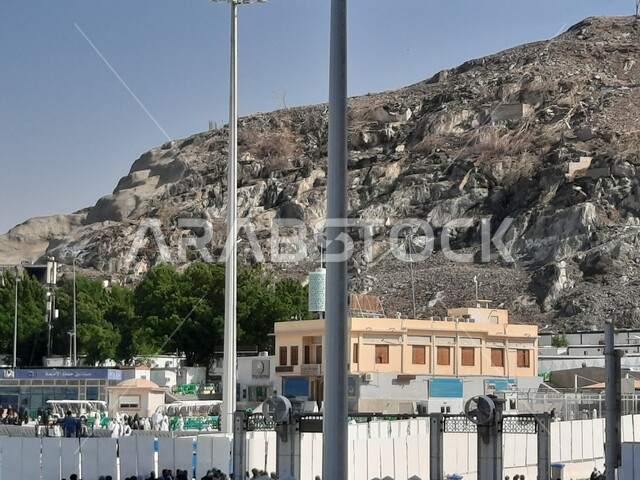  الحرم المكي الشريف في مكة المكرمة بالمملكة العربية السعودية ، أداء مناسك الحج والعمرة، العبادة والتقرب إلى الله، معالم دينية إسلامية، موسم الحج، الحجاج المسلمين يطوفون حول الكعبة المشرفة في مكة المكرمة، مبنى برج الساعة الملكي، أماكن إسلامية مقدسة