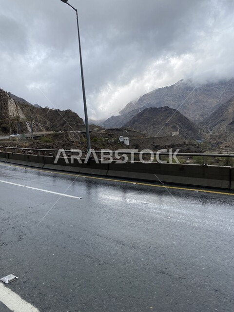 يوم ممطر على جبال الجنوب في المملكة العربية السعودية، الجبال والرمال والاشجار،الضباب و الاجواء الممطرة، الطريق و الشوارع الممطرة، السعودية بعد هطول المطر