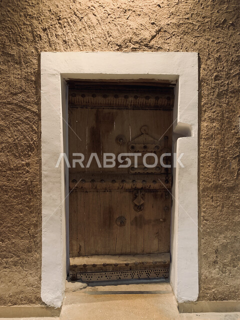 باب آثري قديم  ، بيوت شعبية تاريخية ، باب خشبي عتيق , شعبيات